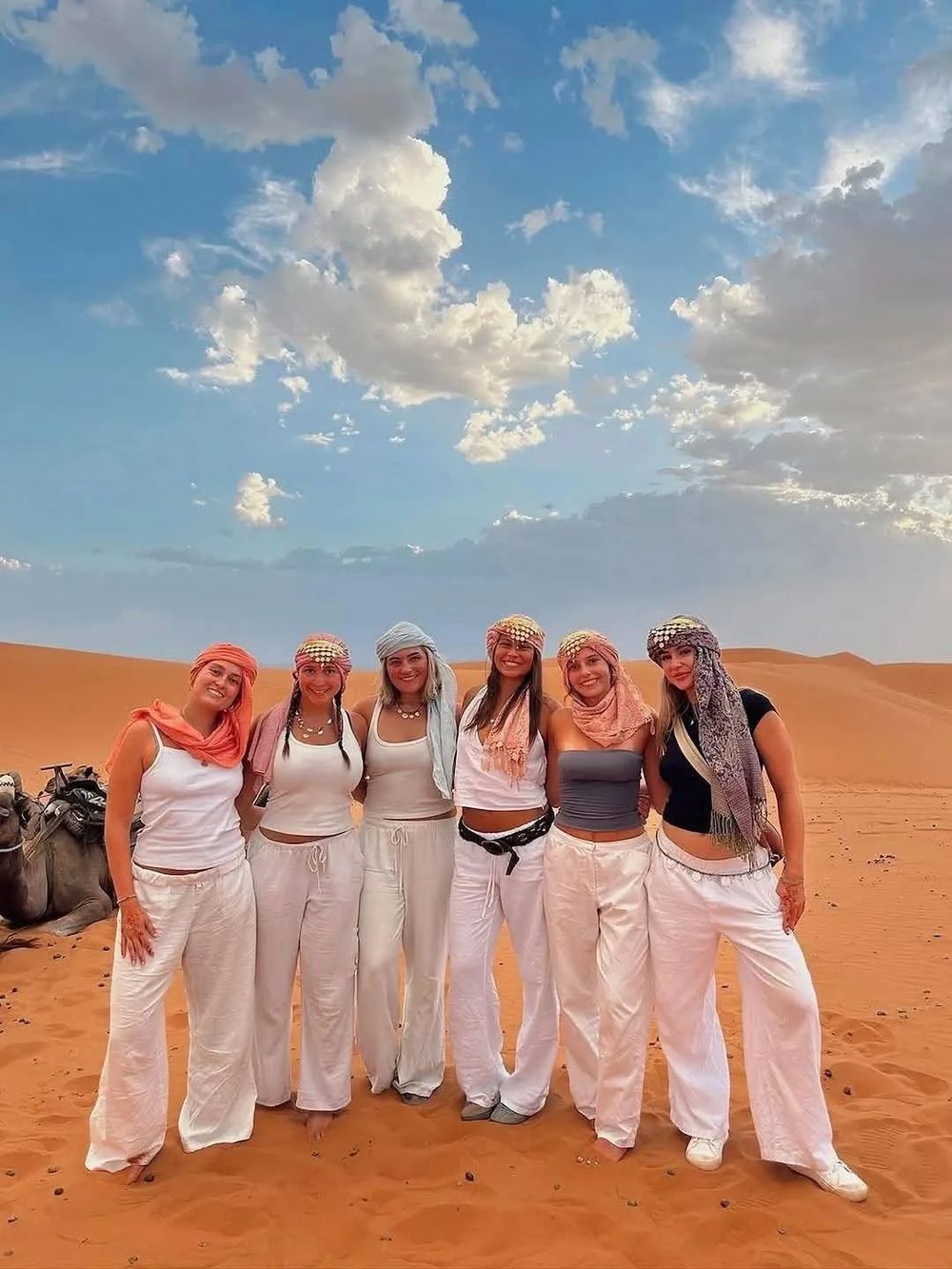 Grupo de viajeros en las dunas del Sahara