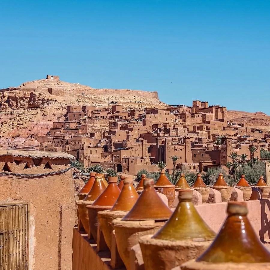 Campamento de jaimas al atardecer en el Sahara