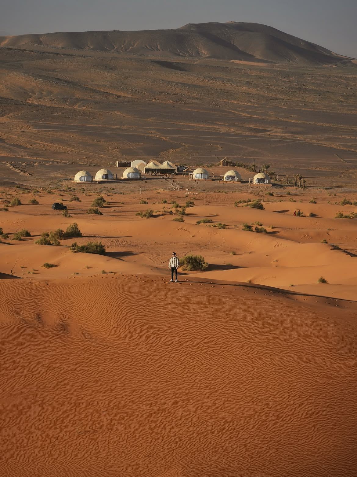 Campamento de jaimas en las dunas de Merzouga al atardecer
